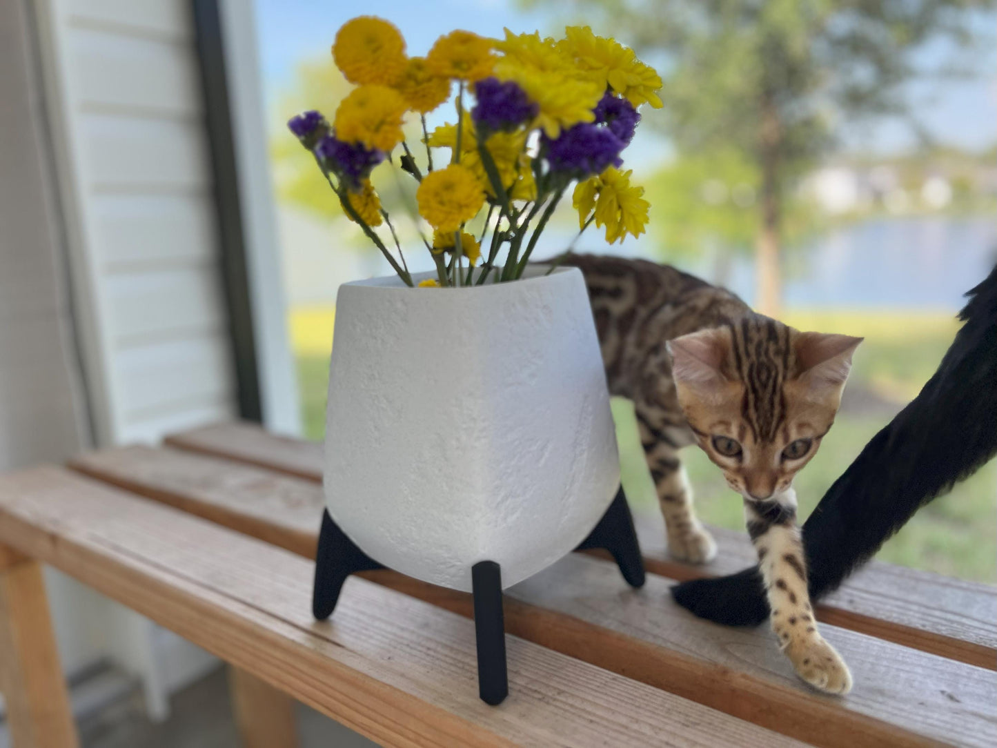 Rock Look Standing Planter Pot: Modern Indoor Plant Decor
